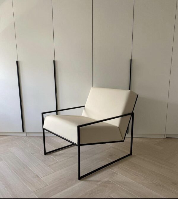Fauteuil design en métal noir & assise simili-cuir