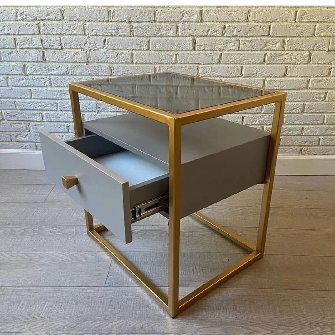 Table d’appoint en bois, verre trempé & métal doré